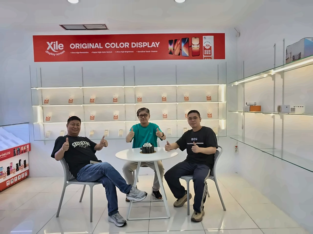 Tim Xile Indonesia di toko ITC Roxy Mas